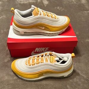 New mens size 10.5 NIKE AIR MAX 97 PRM. Box has damage.